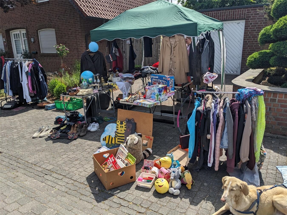 Beim Dorftrödel ist garantiert für jeden Geschmack und jeden Sammler etwas dabei. Foto: Heimatverein Uedem