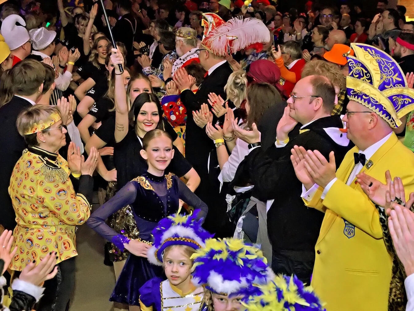 Beim Einzug in die Materborner Mehrzweckhalle herrschte bereits gute Laune. NN-Foto: Rüdiger Dehnen