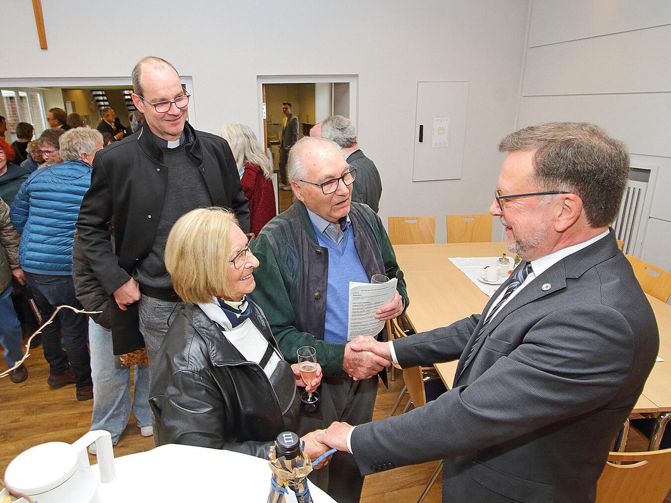 Feier für Pfarrer Ralf Streppel Beim Empfang im Gemeindehaus nahm Ralf Streppel gerne die Glückwünsche und Dankesworte seiner Gäste entgegen. NN-Foto: Theo Leie