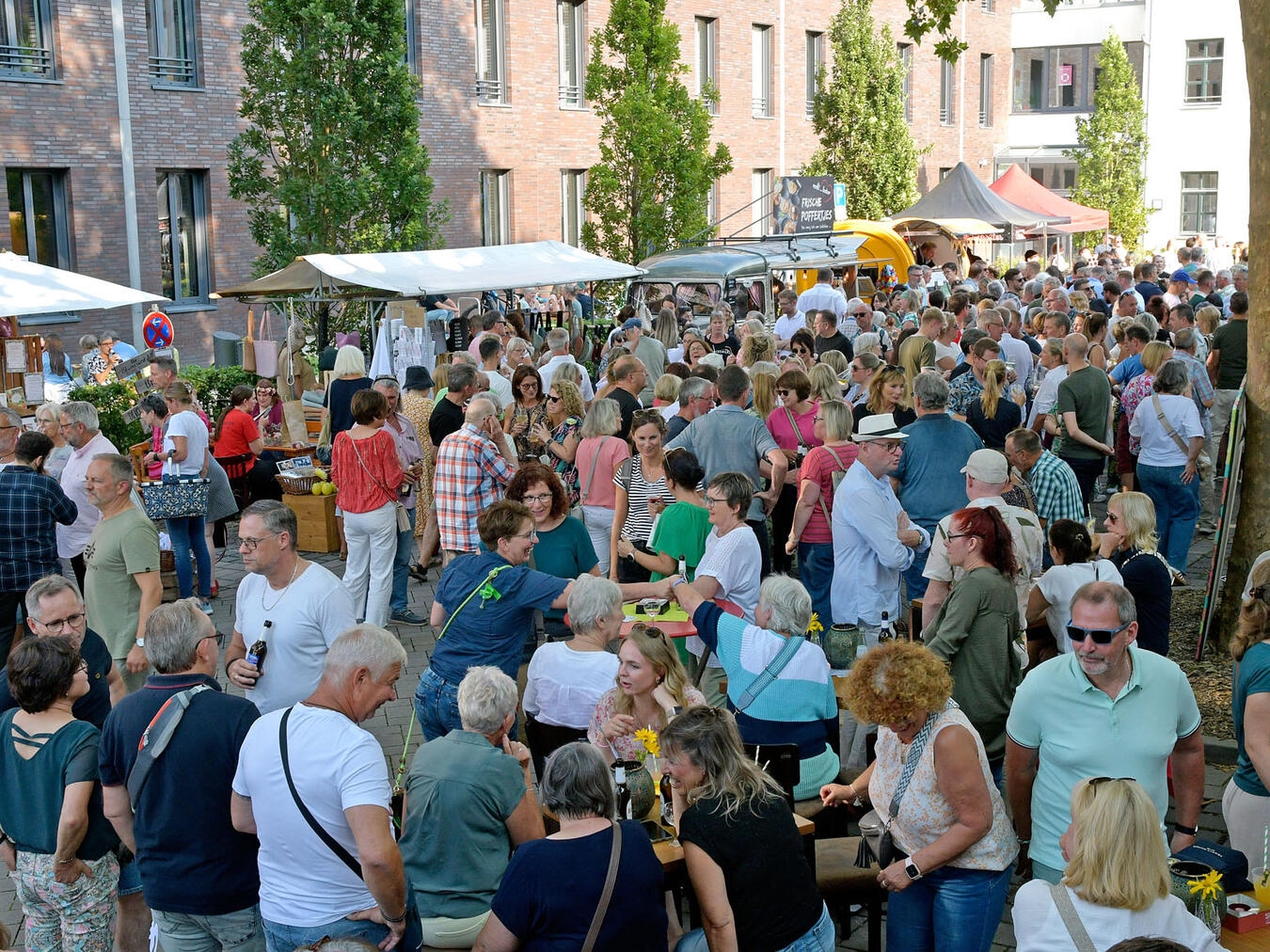 "Feierabendmarkt Kleve, Menschenmenge, lebendige Atmosphäre, Abendveranstaltung, Archivfoto von Rüdiger Dehnen"