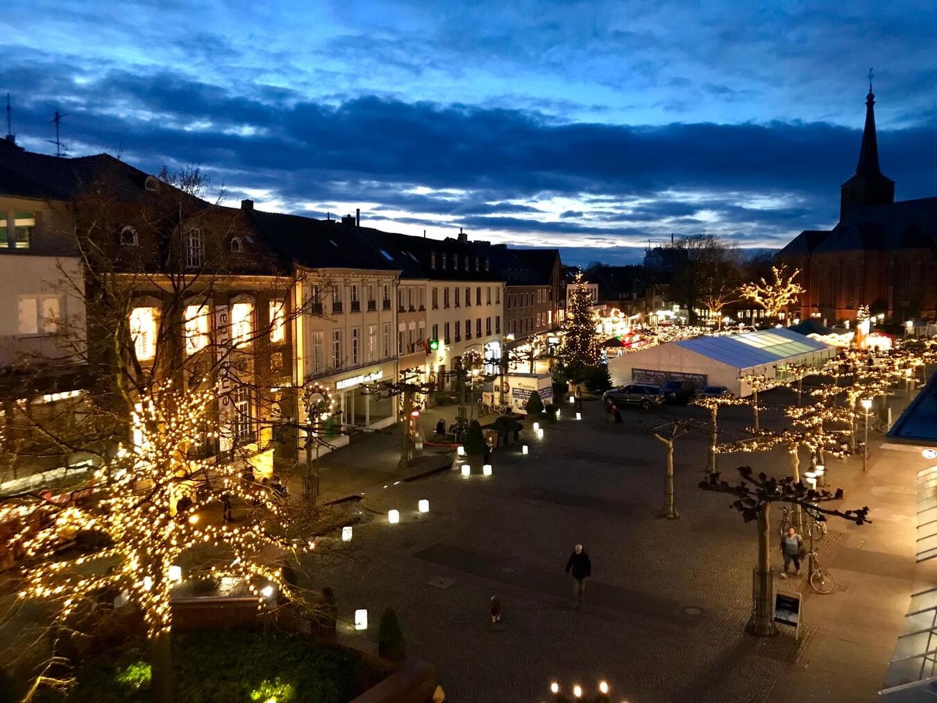 "Abendbummel in Geldern: Geschäfte am Markt geöffnet, Winterevent 'Heiß auf Eis' in der Innenstadt."