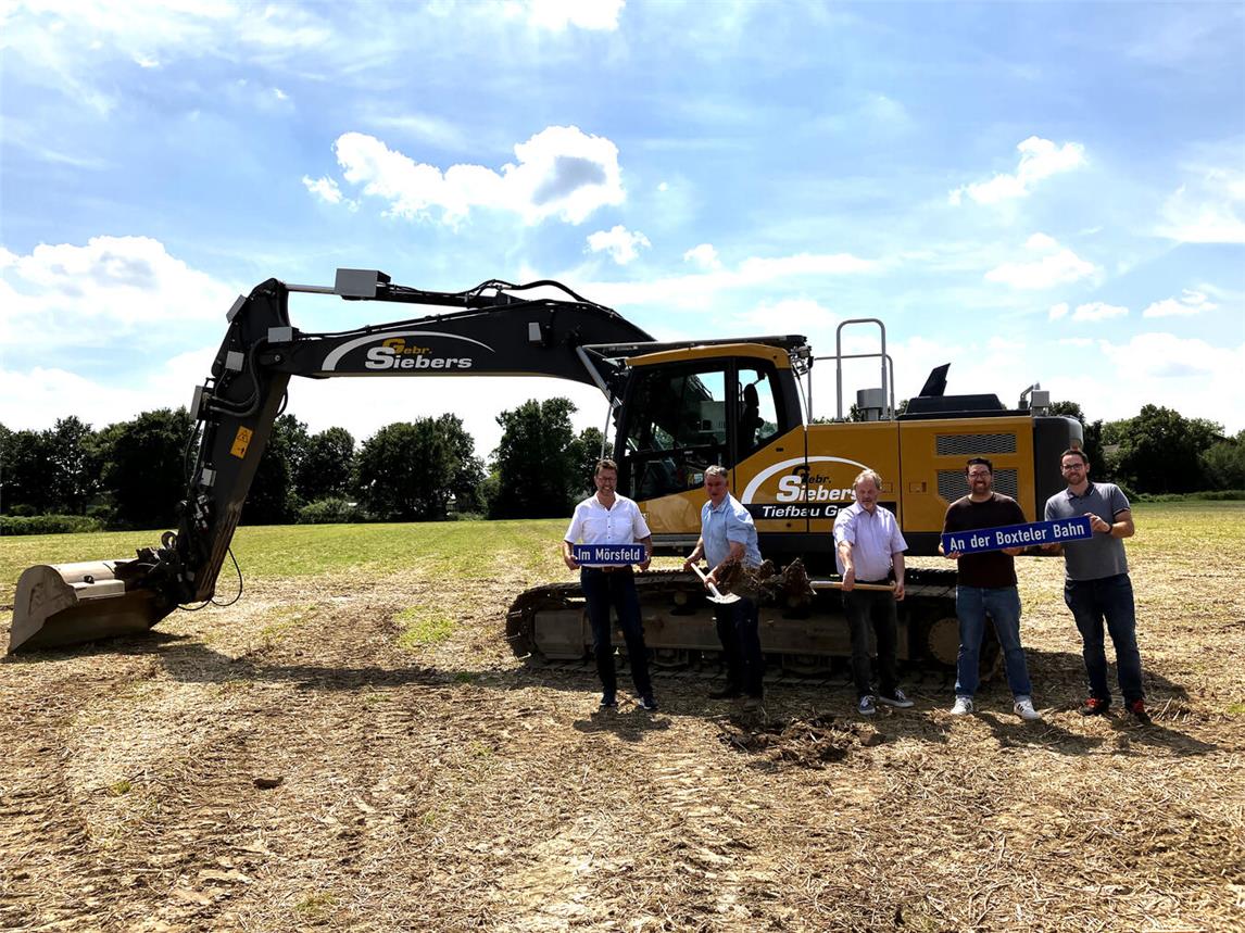 Beim ersten Spatenstich: Torsten Feldkamp (Kottowski Ingenieurgesellschaft), Nicky Siebers (Gebrüder Siebers Tiefbau), Bürgermeister Rainer Weber, Fachbereichsleiter Benedikt Koenen, Max Scholten (Gemeinde Uedem). Foto: privat