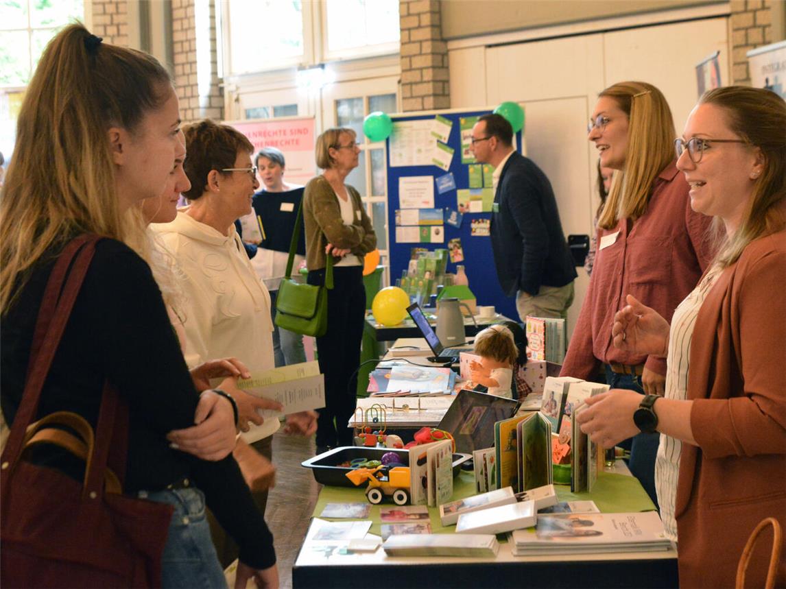 Beim Fachtag für das Ehrenamt des Kreises Kleve können Kontakte geknüpft und Netzwerke aufgebaut werden (Symbolbild einer Veranstaltung aus 2022).Foto: Kreis Kleve/Klaus-Dieter Stade