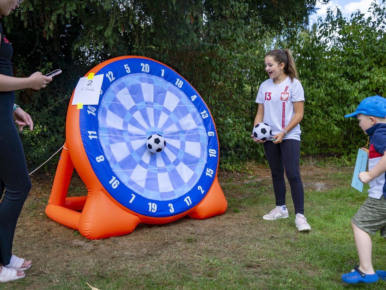 Beim Familienfest hatten die Kleinen auch an der Fußball-Dart-Schreibe Spaß. NN-Foto: Gerhard Seybert