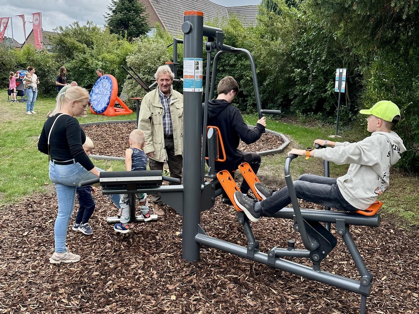 VHV Kessel feiert buntes Familienfest "Familienfest mit Einweihung eines neuen Sportgeräts, fröhliche Teilnehmer im Freien"