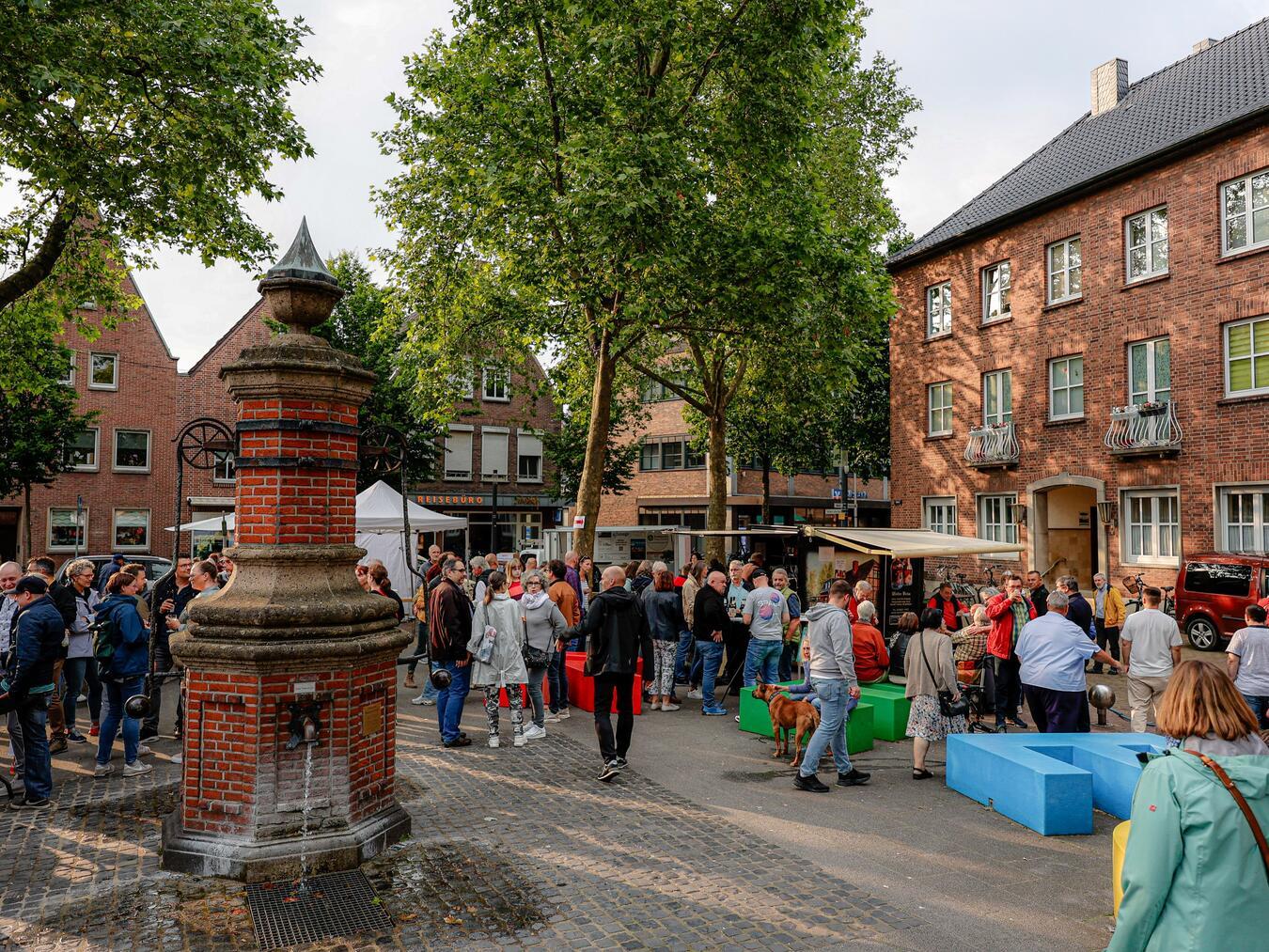 Beim Feierabendmarkt in Rees am Donnerstag finden sich viele Möglichkeiten zum gemeinsamen Genießen. Foto: Stadt Rees/Axel Breuer Plan B Fotografie