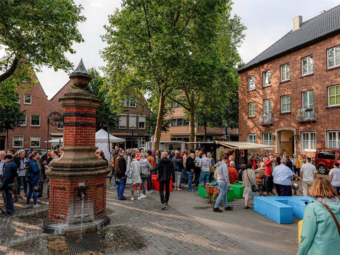Beim Feierabendmarkt in Rees am Donnerstag finden sich viele Möglichkeiten zum gemeinsamen Genießen. Foto: Stadt Rees/Axel Breuer Plan B Fotografie