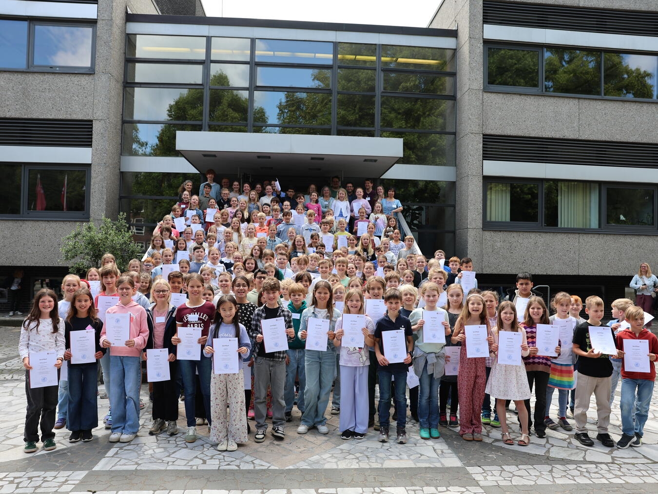 "Feierlicher Studienjahresabschluss: Kinder präsentieren Projektergebnisse mit Kursleitungen"