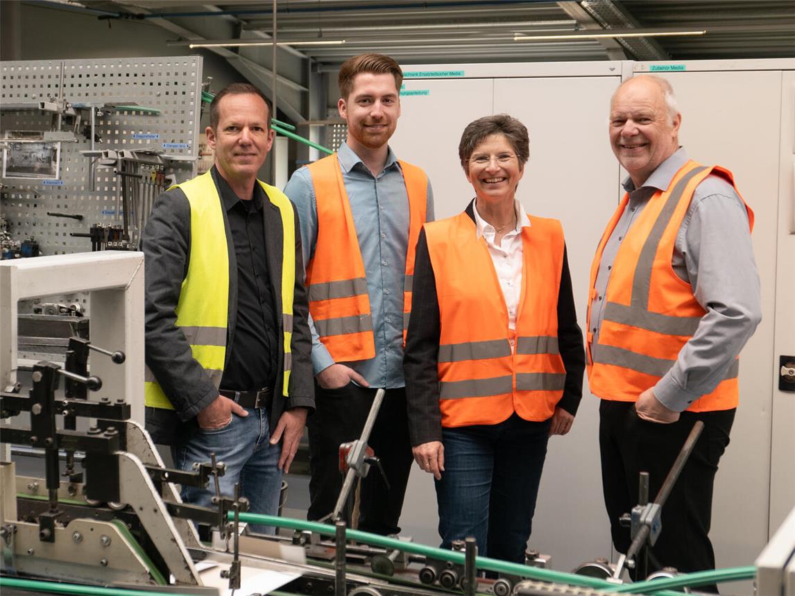Beim Firmenrundgang (v.l.): Marcus Trappe (Agrobusiness Niederrhein), Daniel Bodden (Heynen Kartonagenfabrik), Dr. Anke Schirocki (Agrobusiness Niederrhein) und Robert Dübbert (Heynen Kartonagenfabrik). Foto: Agrobusiness Niederrhein