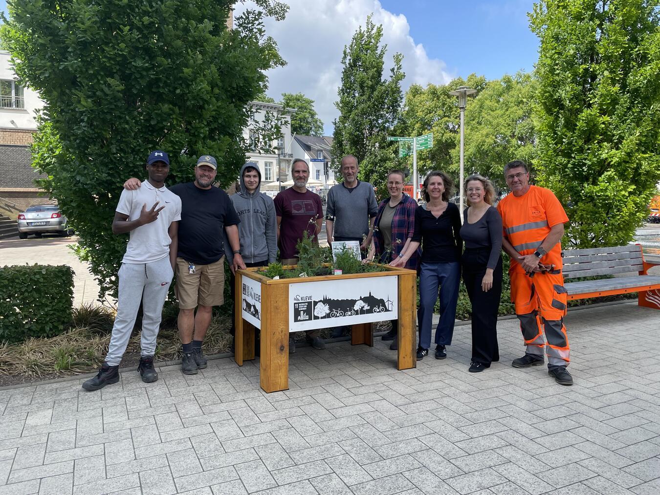Beim Fototermin waren dabei (v.l.): Team BBZ der Jugendwerkstatt, Dirk Posdena (Stadt Kleve), Ronja Wulfkuhle (Stadt Kleve), Pascale van Koeverden (Stadt Kleve), Kristina Janßen (WTM-Prokuristin), Ingo Bünder (USK). Foto: WTM