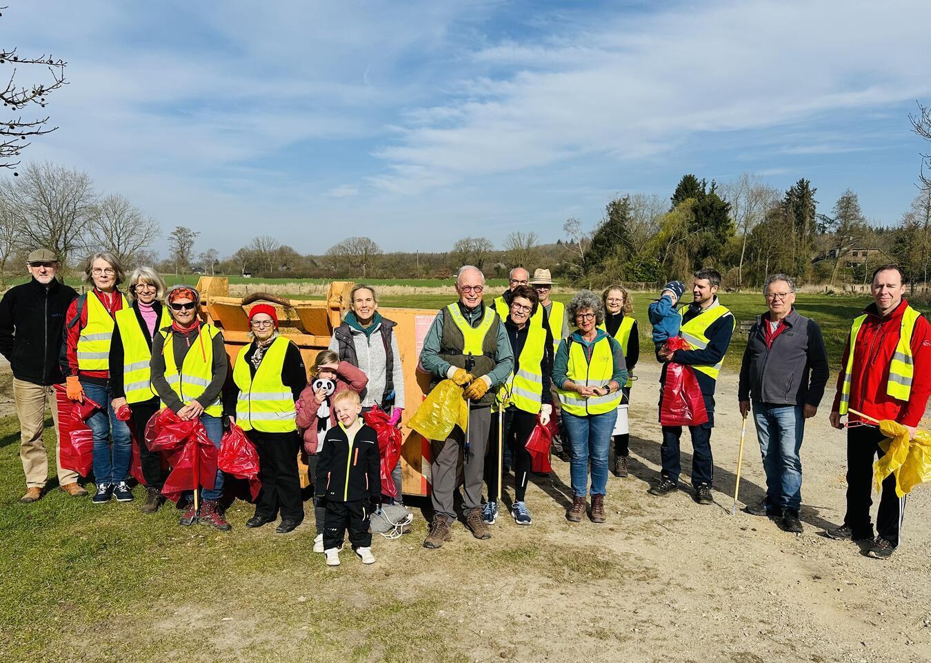 Beim Frühjahrsputz sammelte der VHV Müll ein. Foto: privat
