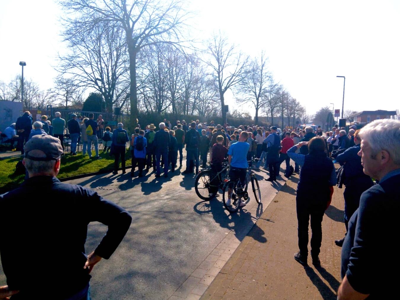 Beim Gedächtnisgang von Rees nach Megchelen erinnern die Teilnehmer an die Befreiung der niederländischen Zwangsarbeiter des Lagers Rees vor 81 Jahren. Foto: Stadt Rees