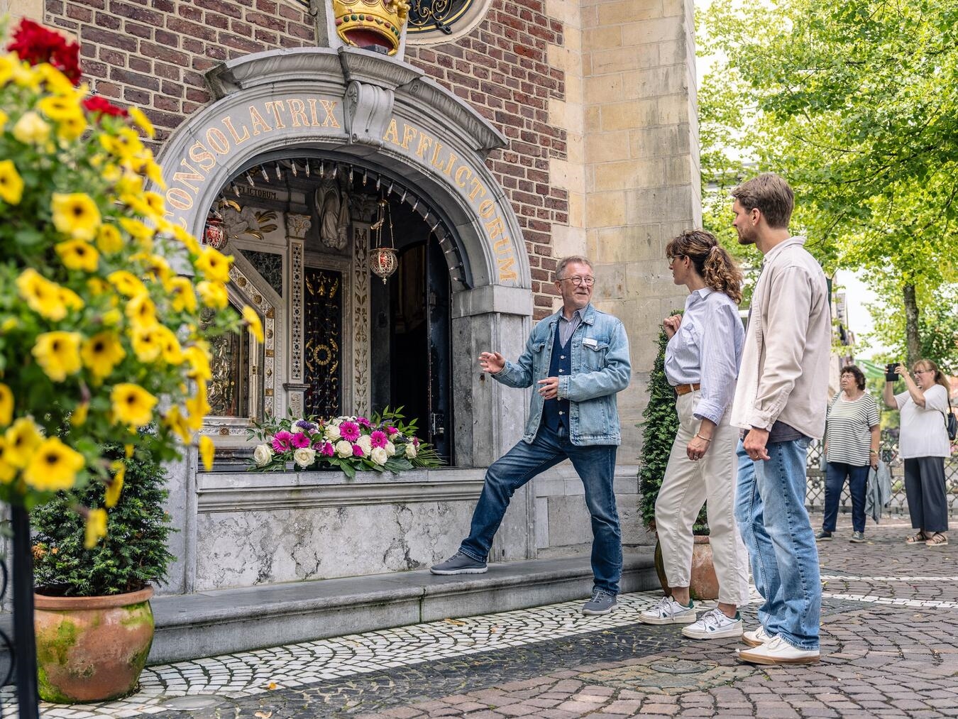 "Geführter Stadtrundgang in Kevelaer mit Fokus auf Wallfahrt und Stadtgeschichte, Teilnehmer lauschen spannenden Erzählungen"