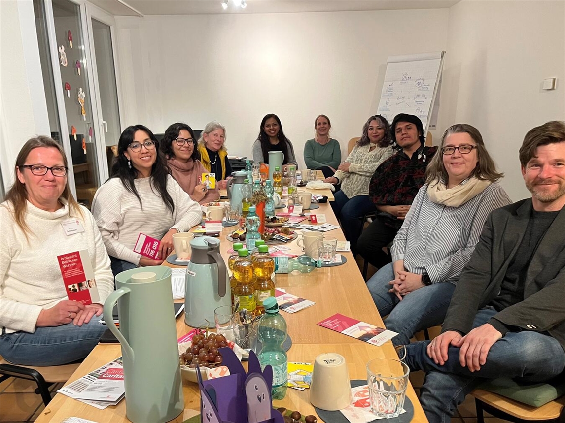 Beim gemeinsamen Austausch: (v.l.) Karin Schlebusch, Itzel López del Valle, Asalia Lechuga Sanchez, Christine Decker, Patsy Areli Franco Noriega, Nicole Zigan, Perla Raquel García Pérez, Llery Raul Alborez Pérez, Katja Koester, Gerrit Hermans. Foto: SkF