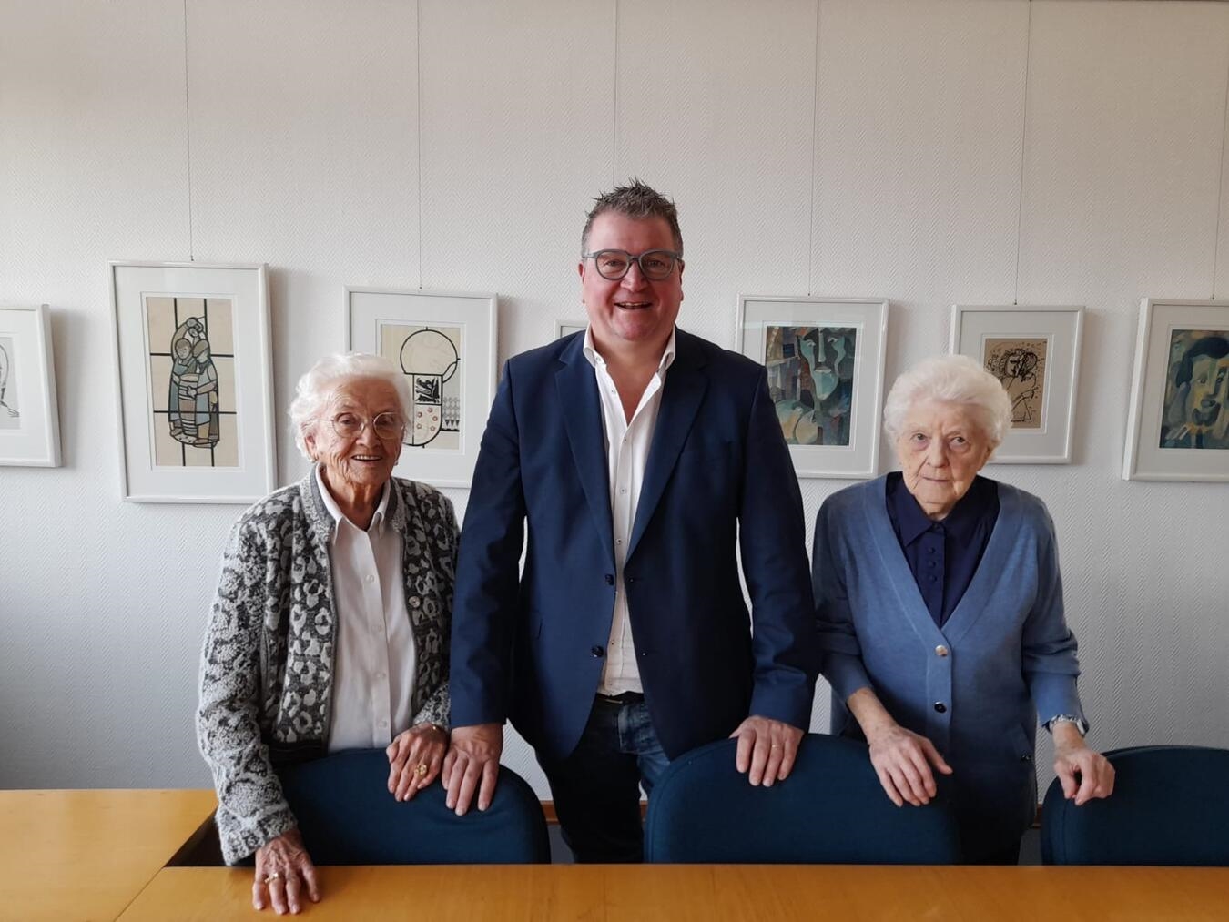 Beim gemeinsamen Möpkesessen: (v.l.) Elisabeth Coopmans, Bürgermeister Georg Koenen und Gisela Stenzel. Foto: Gemeinde Weeze