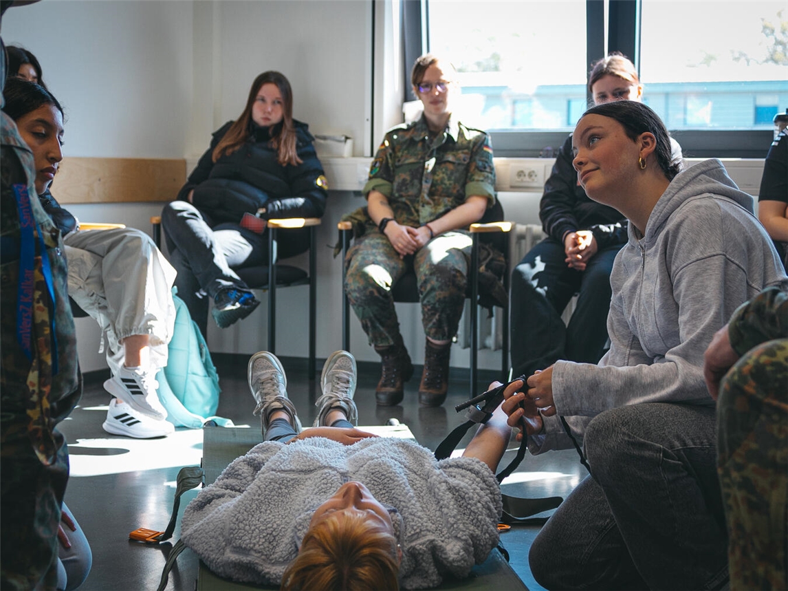 Beim Girl’sDay zeigten unsere Teilnehmerinnen vollen Einsatz und lernten, worauf es bei der Ersten Hilfe ankommt. Foto: Patrick Bransmöller