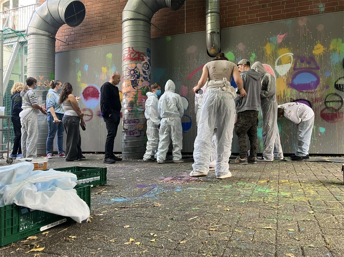 "Jugendliche beim Graffiti-Workshop, lernen Sprühkunst, Stadt Geldern"