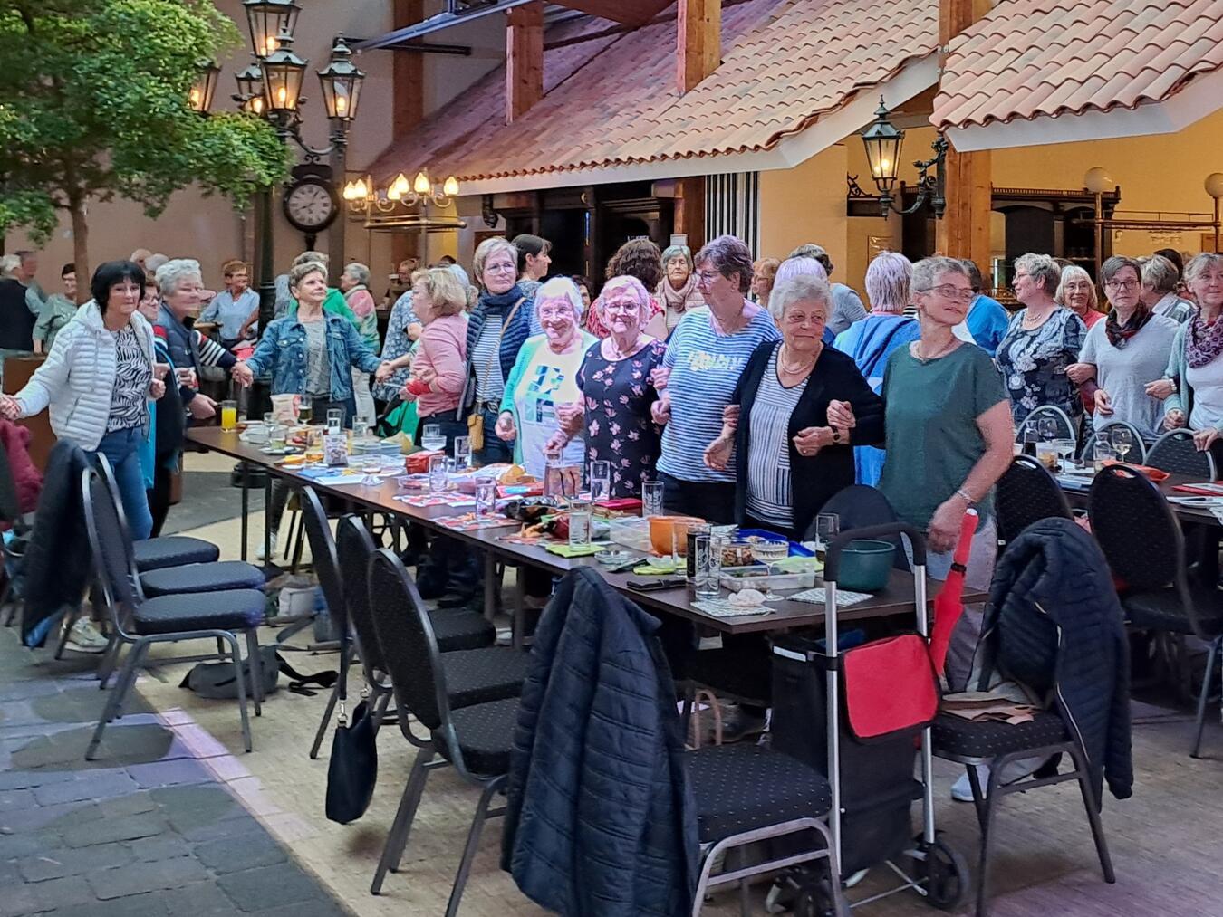 Beim „Hummel-Walzer“ gab es kein Halten mehr – es wurde geschunkelt und getanzt. Foto: privat