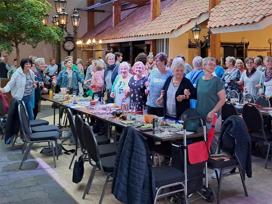 Beim „Hummel-Walzer“ gab es kein Halten mehr – es wurde geschunkelt und getanzt. Foto: privat