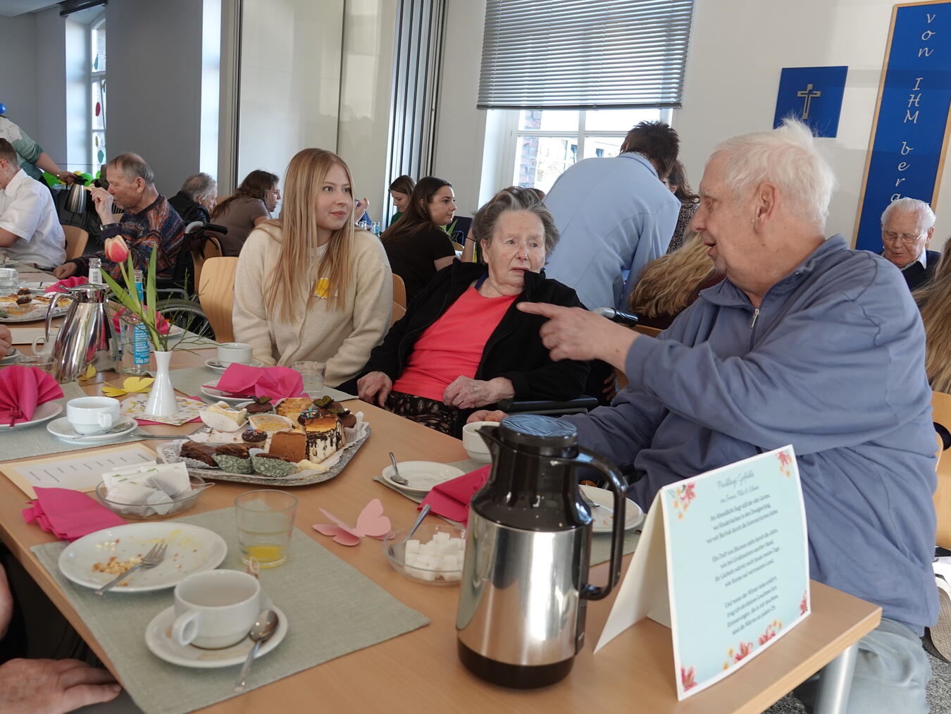 Beim Kaffeetrinken mit selbstgemachten Kuchen kamen die Schüler der Liebfrauenschule und die Senioren ins Gespräch.Fotos: Ewald Hülk