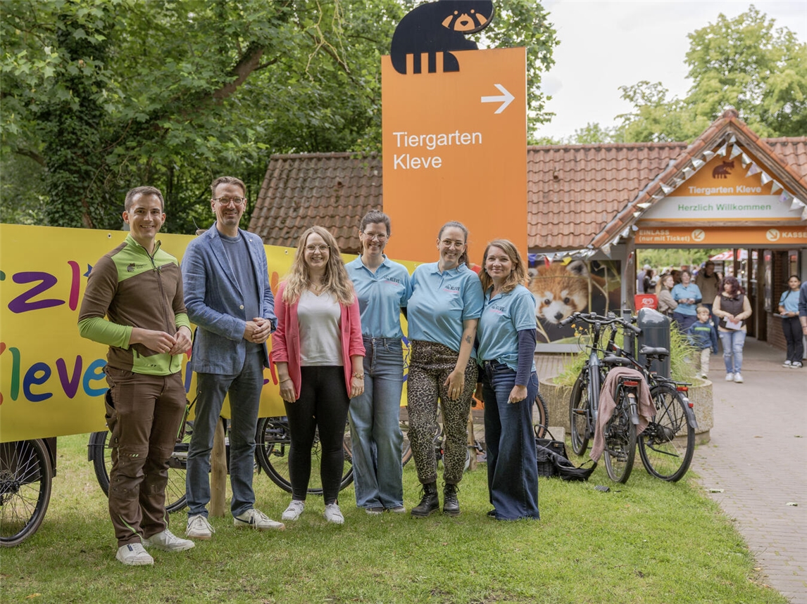 Kinderfest in Kleve: Tiergartenleiter, Rotary-Präsident, Stellv. Bürgermeisterin und Jugendpflegeteam feiern gemeinsam.