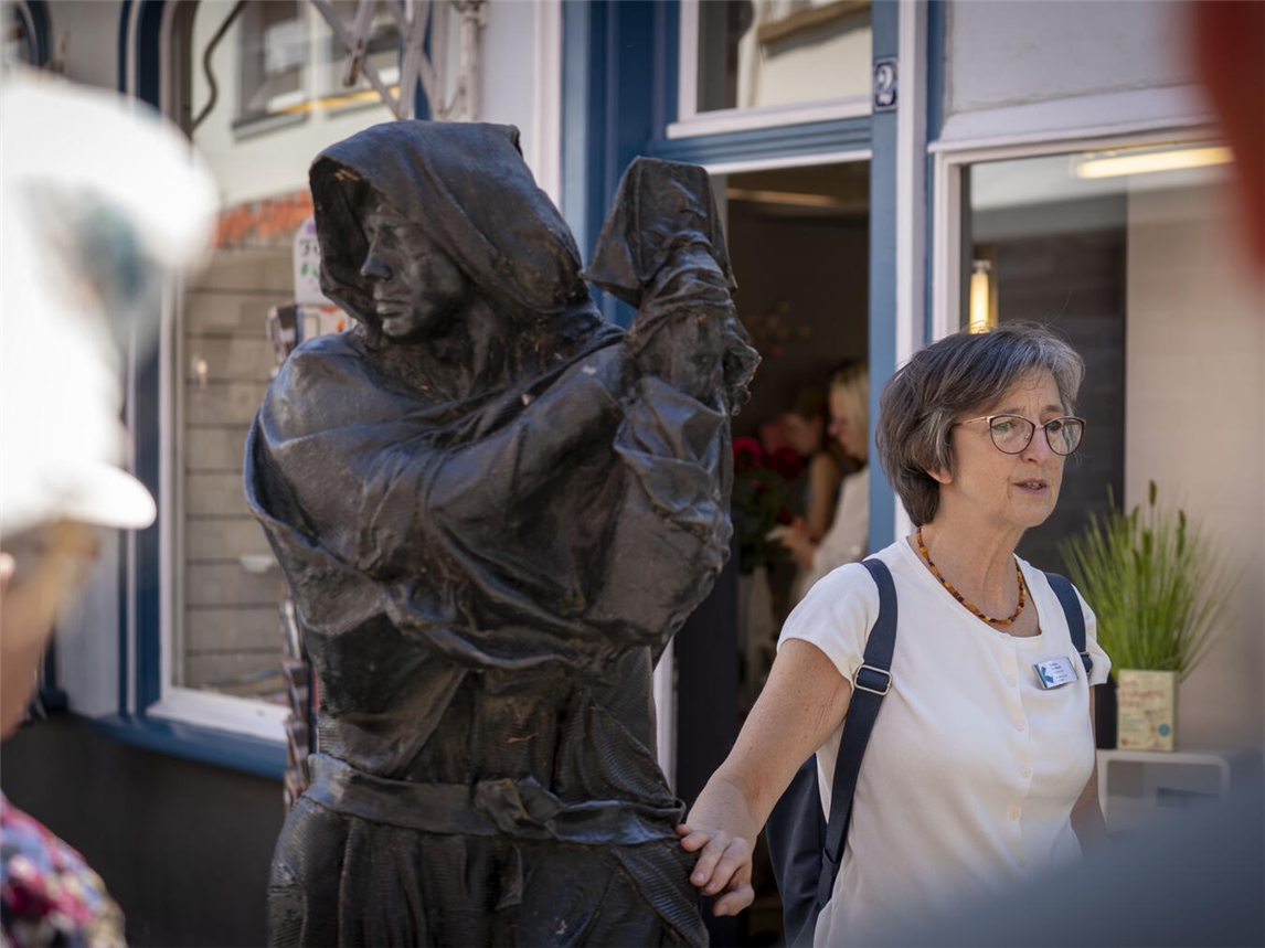 Beim klassischen Stadtrundgang erfahren die Teilnehmer Wissenswertes rund um die Geschichte der Wallfahrtsstadt. Foto: Gerhard Seybert