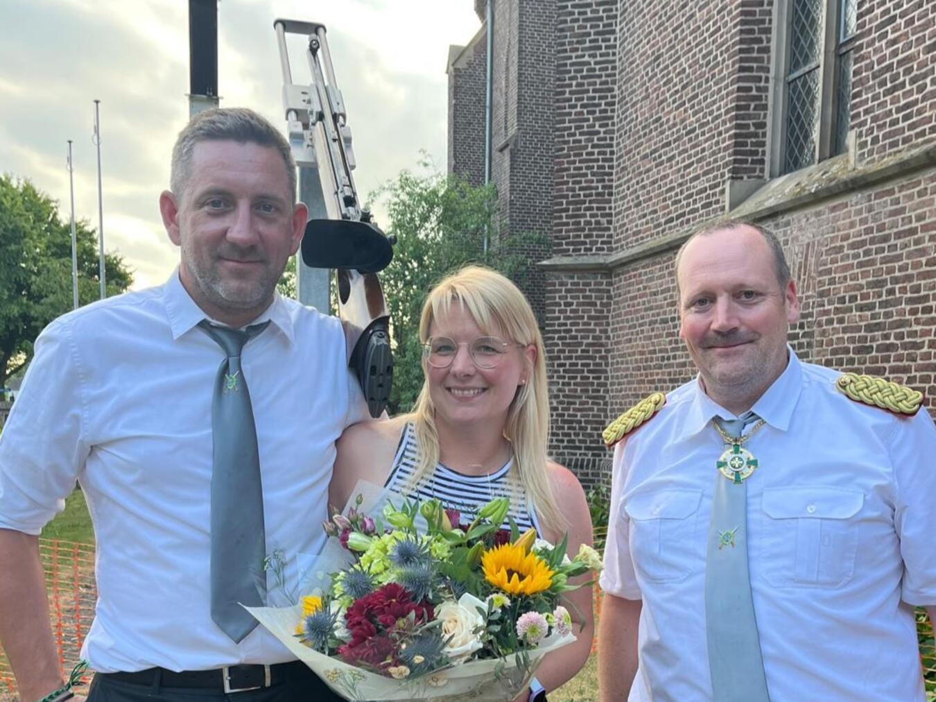 Beim Krönungsfest am 23. August werden dem neuen König Andre I. (l.) und seiner Königin Katharina II. die Insignien überreicht; mit im Bild der erste Brudermeister Marc Groesdonk. Foto: privat