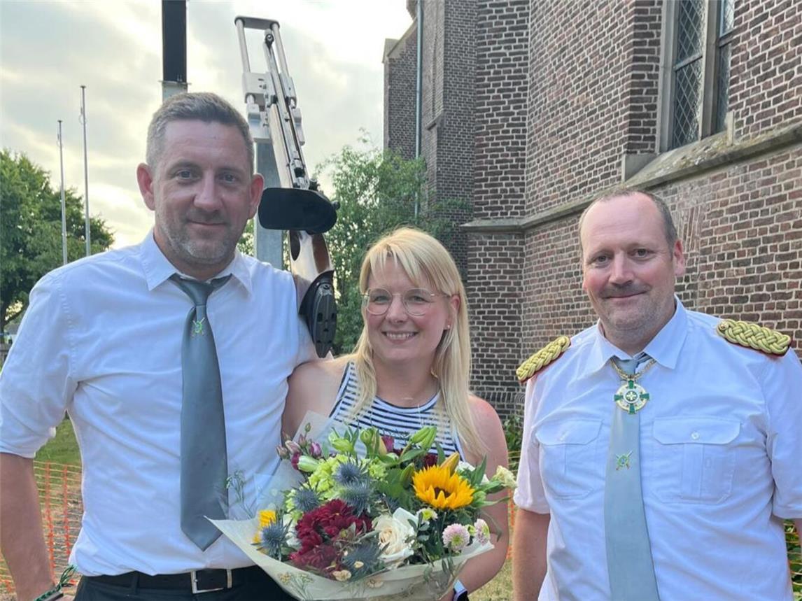 Beim Krönungsfest am 23. August werden dem neuen König Andre I. (l.) und seiner Königin Katharina II. die Insignien überreicht; mit im Bild der erste Brudermeister Marc Groesdonk. Foto: privat