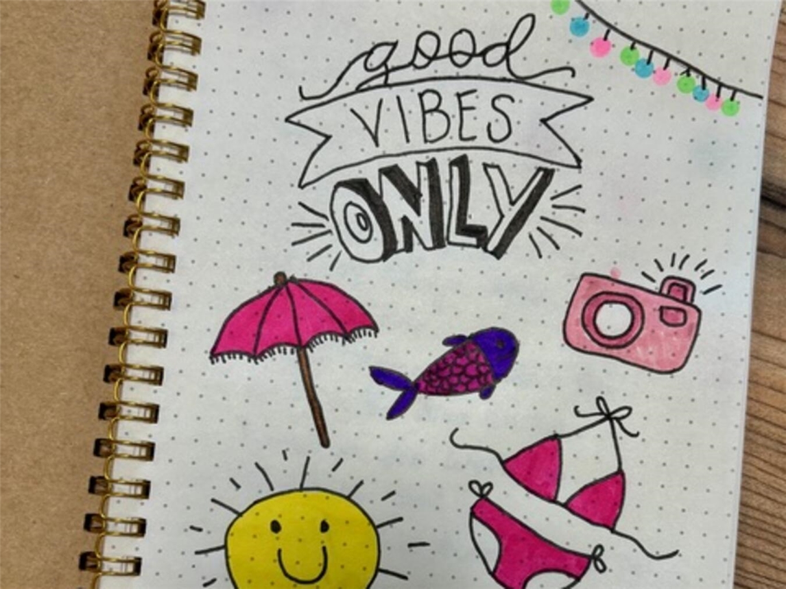 "Junge Teilnehmer erstellen Bullet Journals im Kulturrucksack-Workshop, kreative Gestaltung."
