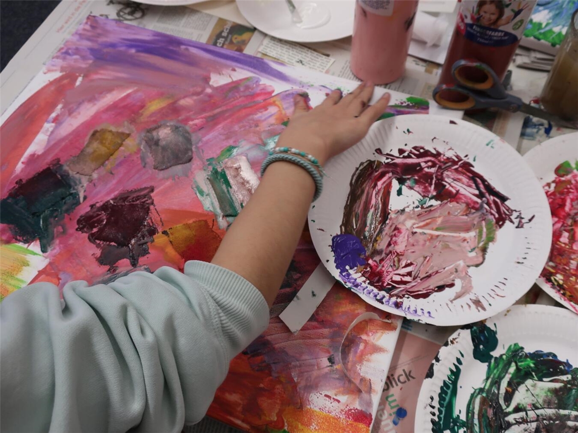 Beim Kurs können Kinder und Jugendliche mit verschiedenen Techniken experimentieren. Foto: Museum Kevelaer