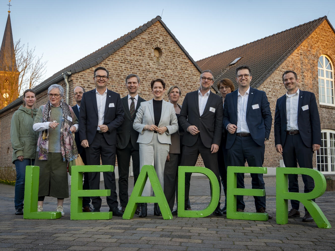 Beim „Lei.La-Regionalforum“ in Pont: Julia Waluga, Bezirksregierung Düsseldorf, Margret Voßeler-Deppe, stellvertretende Vorsitzende LAG „Leistende Landschaft“, Jens Niermann, Referat Leader des Ministeriums für Landwirtschaft und Verbraucherschutz NRW, Sven Kaiser, Bürgermeister der Stadt Geldern, Stefan Wolters, MdL, Silke Gorißen, Ministerin für Landwirtschaft und Verbraucherschutz NRW, Andrea Franken, Moderatorin, Dr. Dominik Pichler, Bürgermeister der Wallfahrtsstadt Kevelaer, Ute Neu, Geschäftsführerin der Leader-Region, Christian Küsters, Bürgermeister Nettetal, und Bernd Kuse, Bürgermeister Straelen.Foto: Gerhard Seybert / Lei.La e.V.