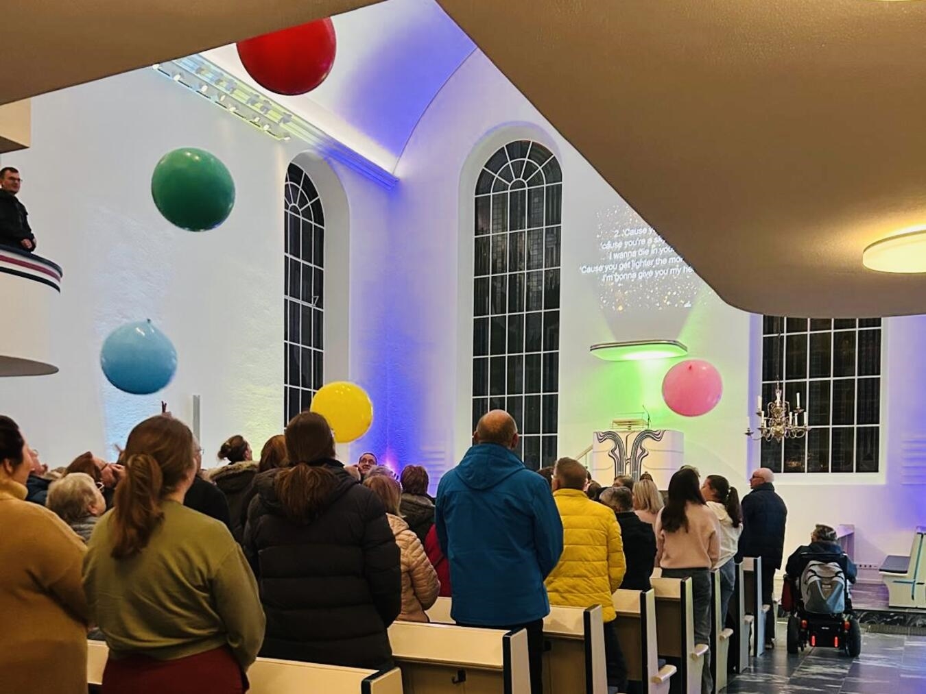 "Pop-Gottesdienst mit Coldplay-Musik in Kirche, stimmungsvolle Atmosphäre"
