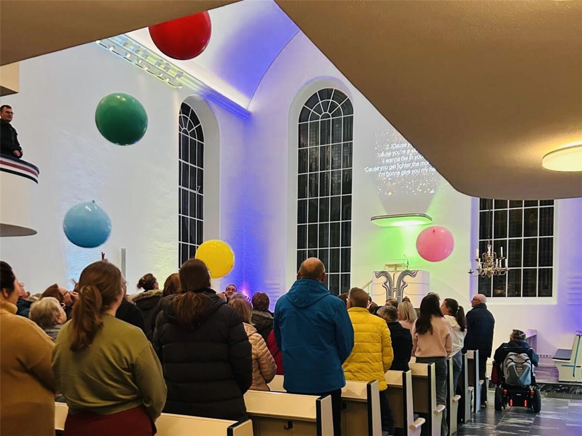 "Pop-Gottesdienst mit Coldplay-Musik in Kirche, stimmungsvolle Atmosphäre"