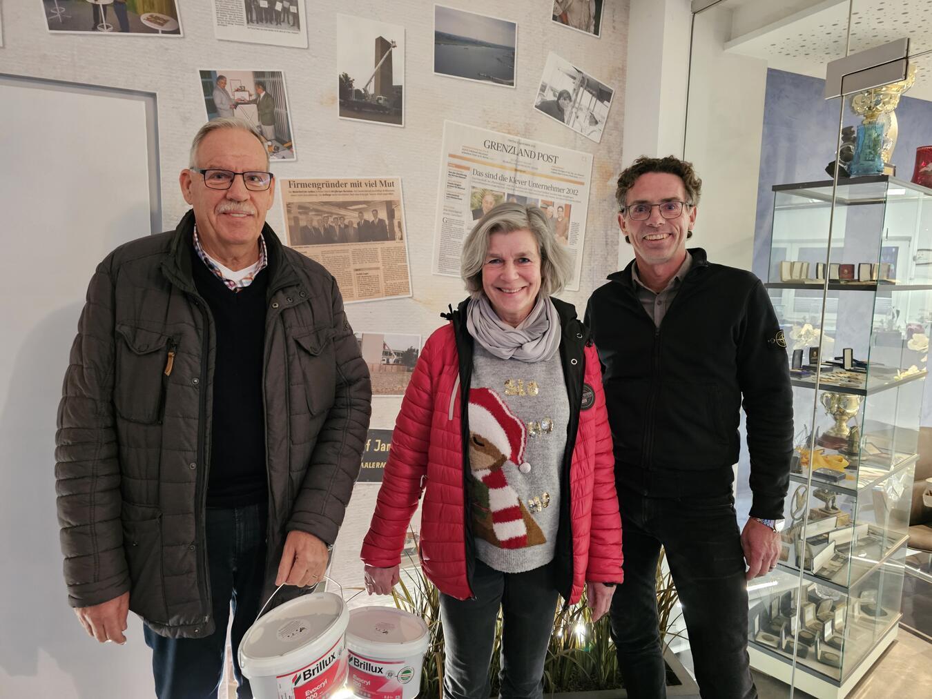 500 Euro in einer Stunde Beim Malerbetrieb Janßen holte sich die Gewinnerin die bestellte Farbe bei Geschäftsführer Peter Janßen (r.) ab. Es war der erste Halt der Shopping-Tour.