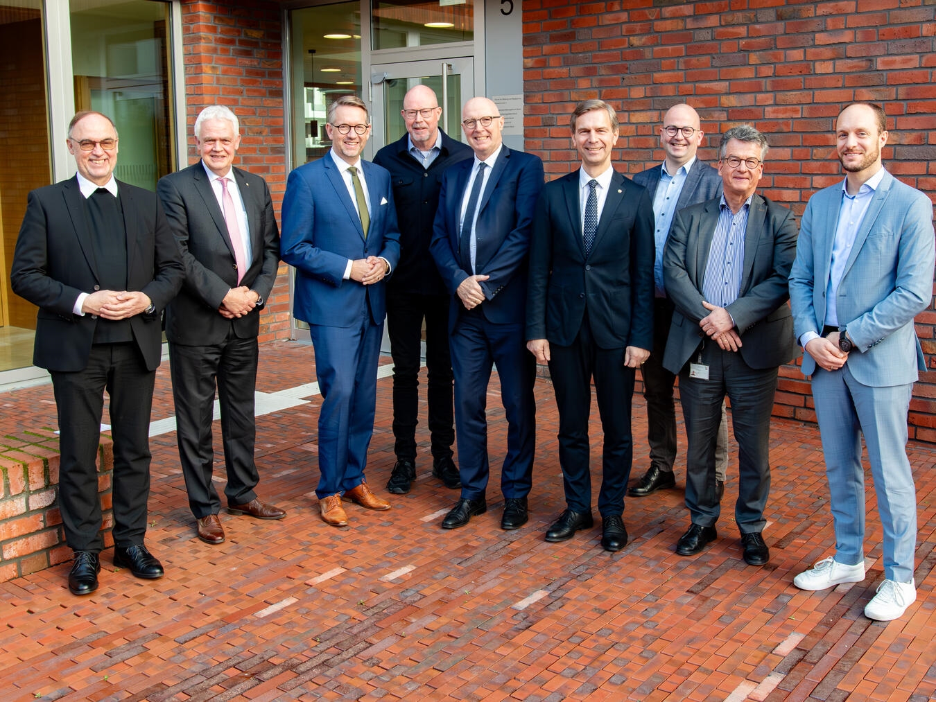 Beim Niederrheingipfel miteinander ins Gespräch gekommen sind (v.l.) Weihbischof Rolf Lohmann, Dr. Günther Bergmann, Ingo Brohl, Stefan Sühling, Christoph Gerwers, Stephan Wolters, Patrick de Vries, Dirk Suchanek und Felix Lüken. Foto: Bischöfliche Pressestelle/Christian Breuer