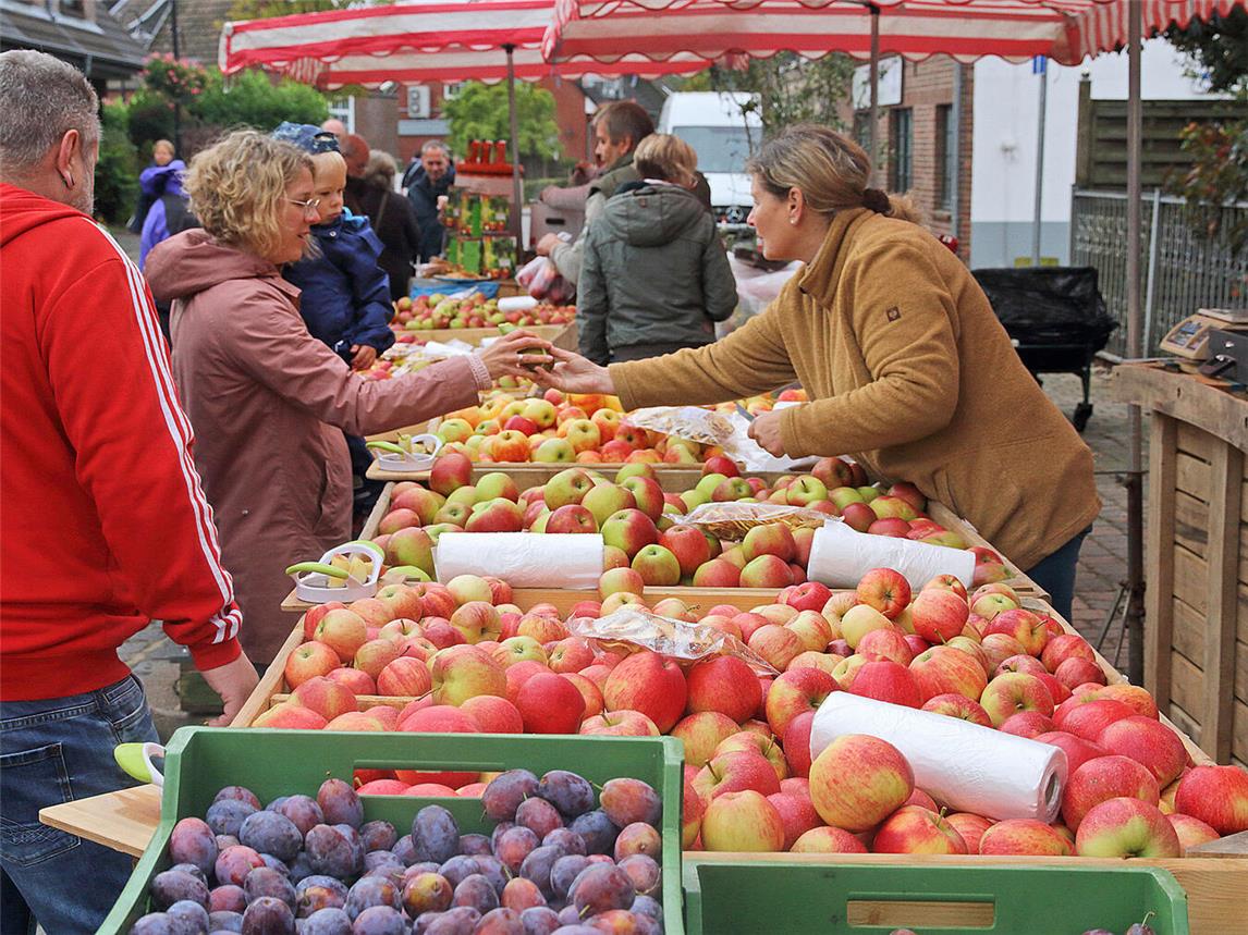 Beim nunmehr 26. Herbst- und Kartoffelmarkt locken Gewerbetreibende und Vereine zu einem vielfältigen Frische-Angebot ins Ponter Dorfzentrum.NN-Foto: Theo Leie
