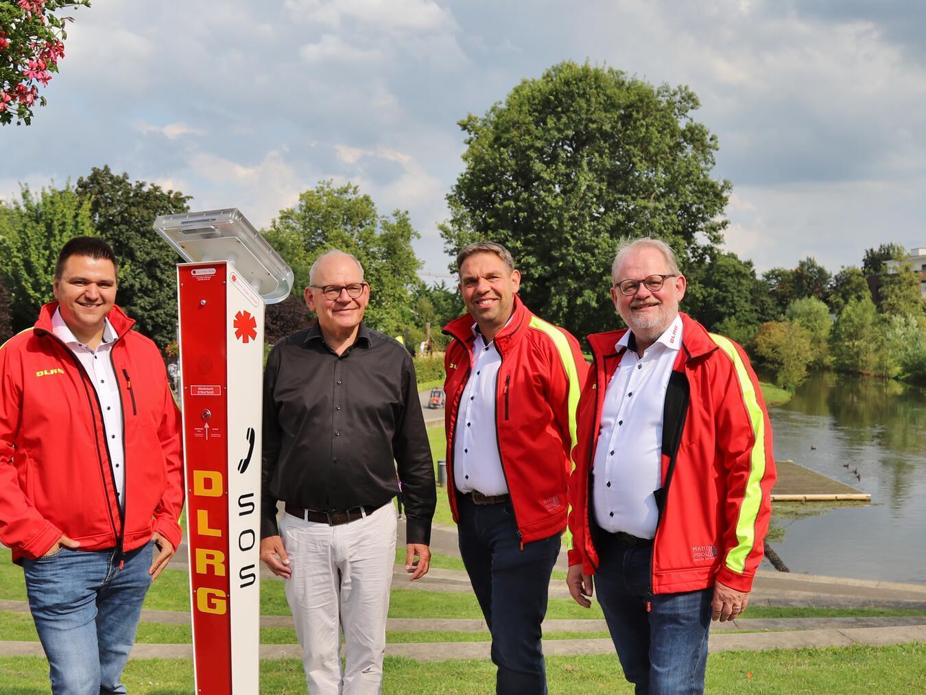 Beim Ortstermin überzeugen sie sich von der Funktion der Notrufsäule,,v.l.: Frederick Bremer, Ulrich Knickrehm, Falk Neutzer und Sascha Wolf. Foto: Mona Neutzer (DLRG Goch)