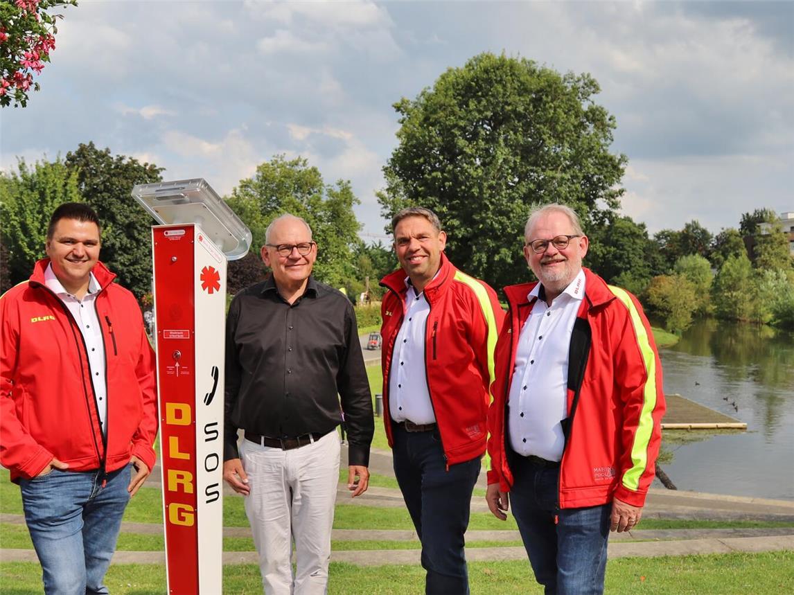 Beim Ortstermin überzeugen sie sich von der Funktion der Notrufsäule,,v.l.: Frederick Bremer, Ulrich Knickrehm, Falk Neutzer und Sascha Wolf. Foto: Mona Neutzer (DLRG Goch)