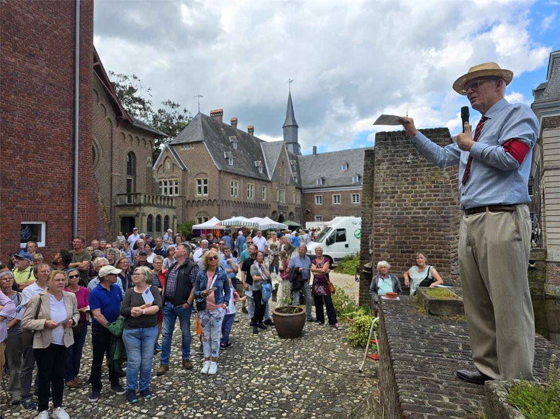 Beim Parkfest der Krankenbruderschaft Rhein-Maas auf Schloss Wissen, dem Sitz der Familie von Loë, übernimmt Raphael von Loë (r.) eine „führende“ Rolle. Zum Programm der Veranstaltung gehörten Führungen durch verschiedene Bereiche des Schlosses. NN-Foto: Archiv/Gerhard Seybert
