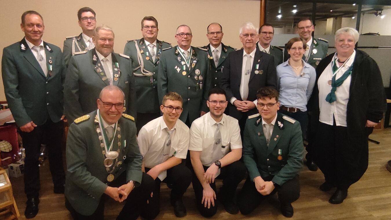Beim Patronatsfest: (hinten v.l.) Stefan Klingen, Florian Weber, Wilfried Pluciennik, Thomas Lohmann, Gerd Eyckmann, Alfred Scholz, Bernhard Lohmann, Frank Berretz, Birgit Lohmann, Hans-Gerd Frerix, Sylvia Eyckmann, (erste Reihe v.l.) Markus Schink, Phil Berretz, Aaron Scholz, Johannes Schink. Foto: privat
