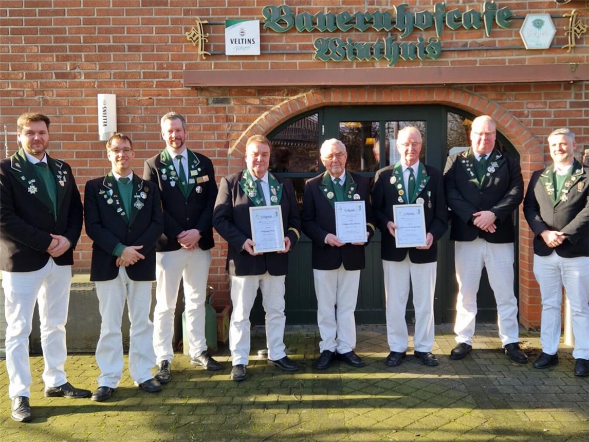 Beim Patronatsfest: (v.l.) Andreas Kellendonk, Johannes Borkes, Tobias Beermann, Wolfgang Peters (40 Jahre), Hermann-Josef Borkes (50 Jahre), Alois van de Langenberg (40 Jahre), Ralf Stodden (Vorsitzender) und Stefan Blenkers. Foto: privat
