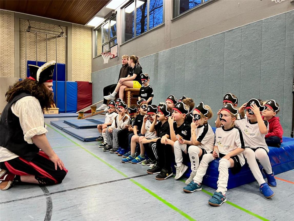Beim Piratenspiel des DJK Twisteden entführte Kapitän Langstrumpf die Kinder mit seiner Hoppetosse in das Taka Tuka Land. Foto: privat