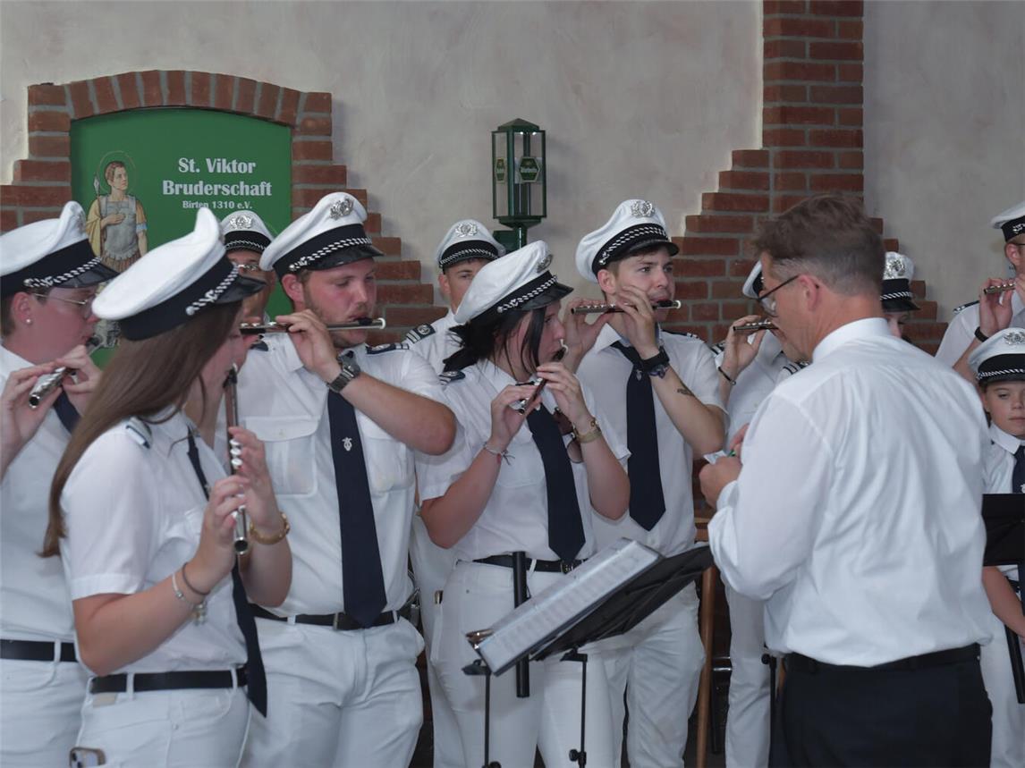 Beim Preis- und Königsschießen am Samstag wurde es auch musikalisch. NN-Fotos (2): Gerhard Seybert