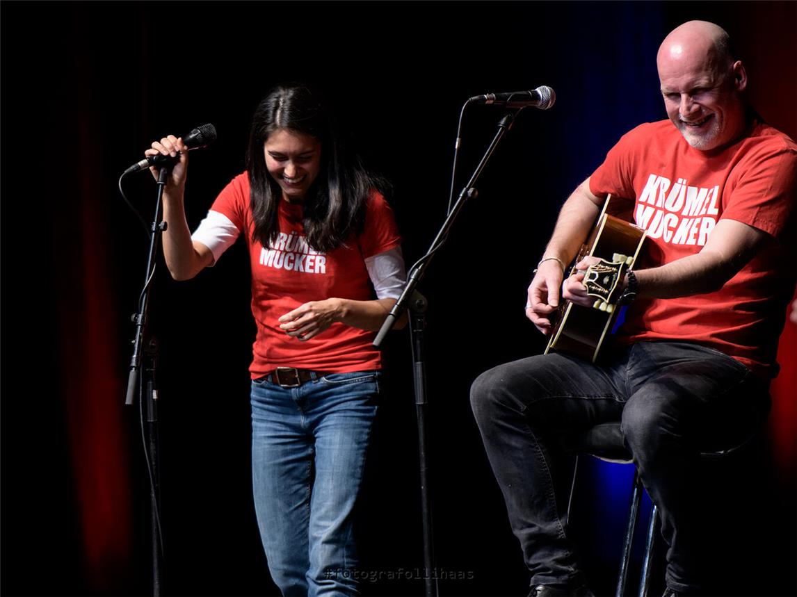 Beim Reeser Marktkonzert am Sonntag gibt es Musik für alle Generationen: „Krümelmucke“ mit Christiane Weber (l.) und „Skip Direction 4.0“. Fotos: Olli Haas, Skip Direction
