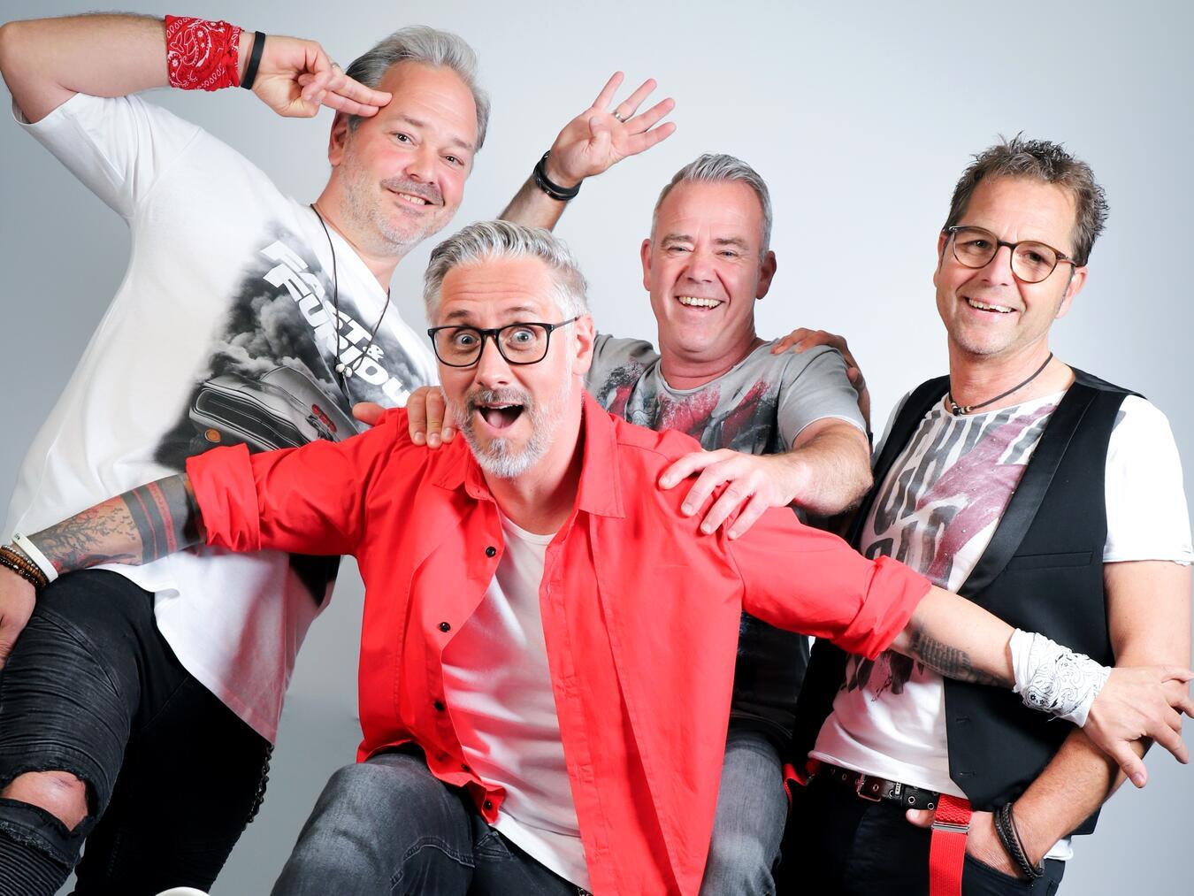 Beim Reeser Marktkonzert am Sonntag gibt es Musik für alle Generationen: „Krümelmucke“ mit Christiane Weber (l.) und „Skip Direction 4.0“. Fotos: Olli Haas, Skip Direction