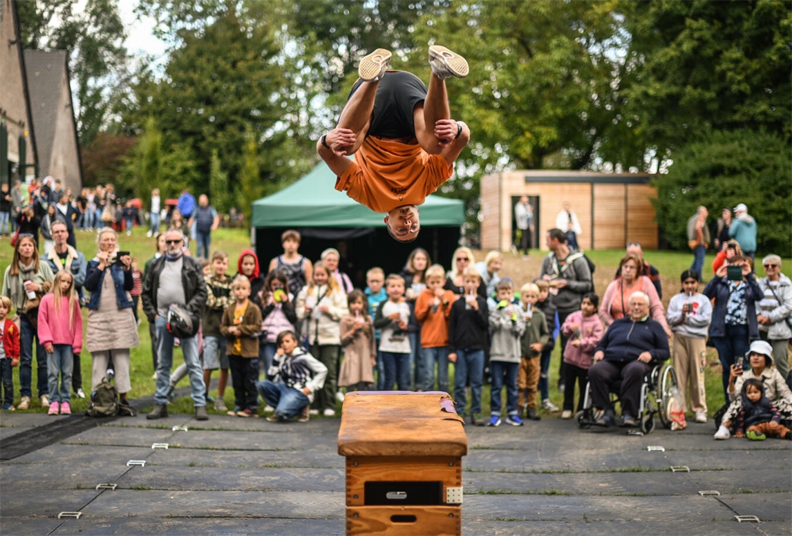 "Akusa Sports beim Respectival 2024, fröhliche Teilnehmer im Kreis Kleve, Foto von Markus van Offern"