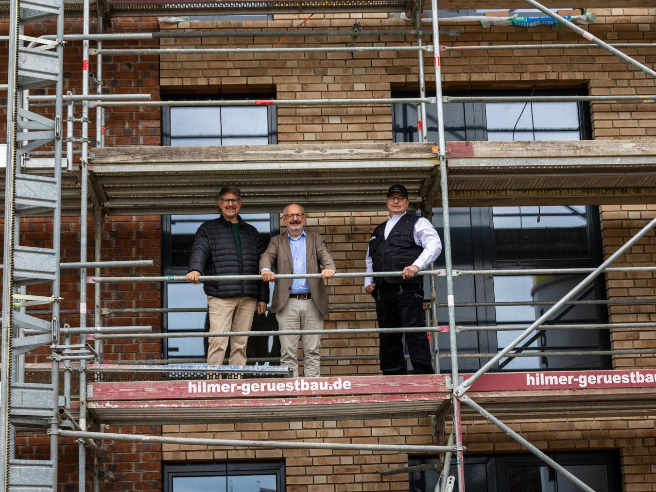 Beim Richtfest (v.l.): JBG-Schulleiter Frank Pieper, Bürgermeister Wolfgang Gebing und Tischlermeister Hans-Günter Friedrichsen. Foto: Stadt Kleve