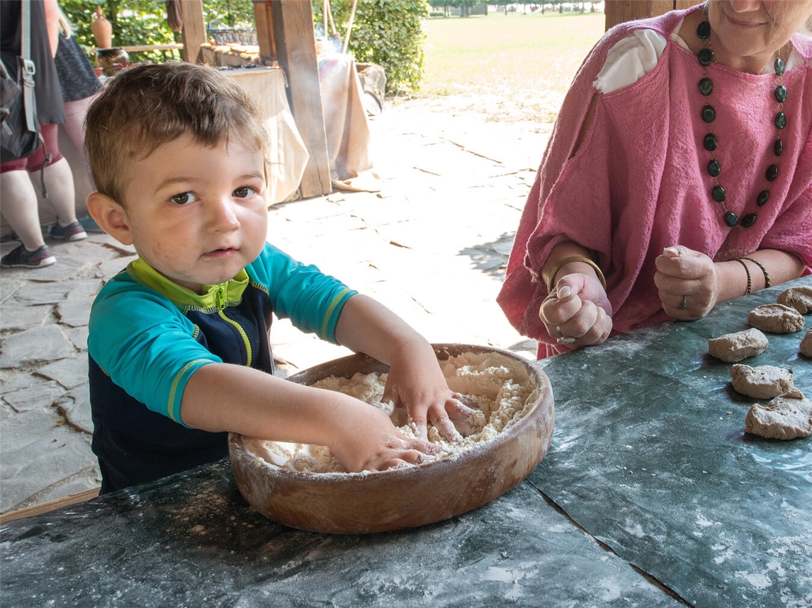 Beim römischen Bäcker können Kinder eigenes Brot backen. Foto: Axel Thünker DGPh