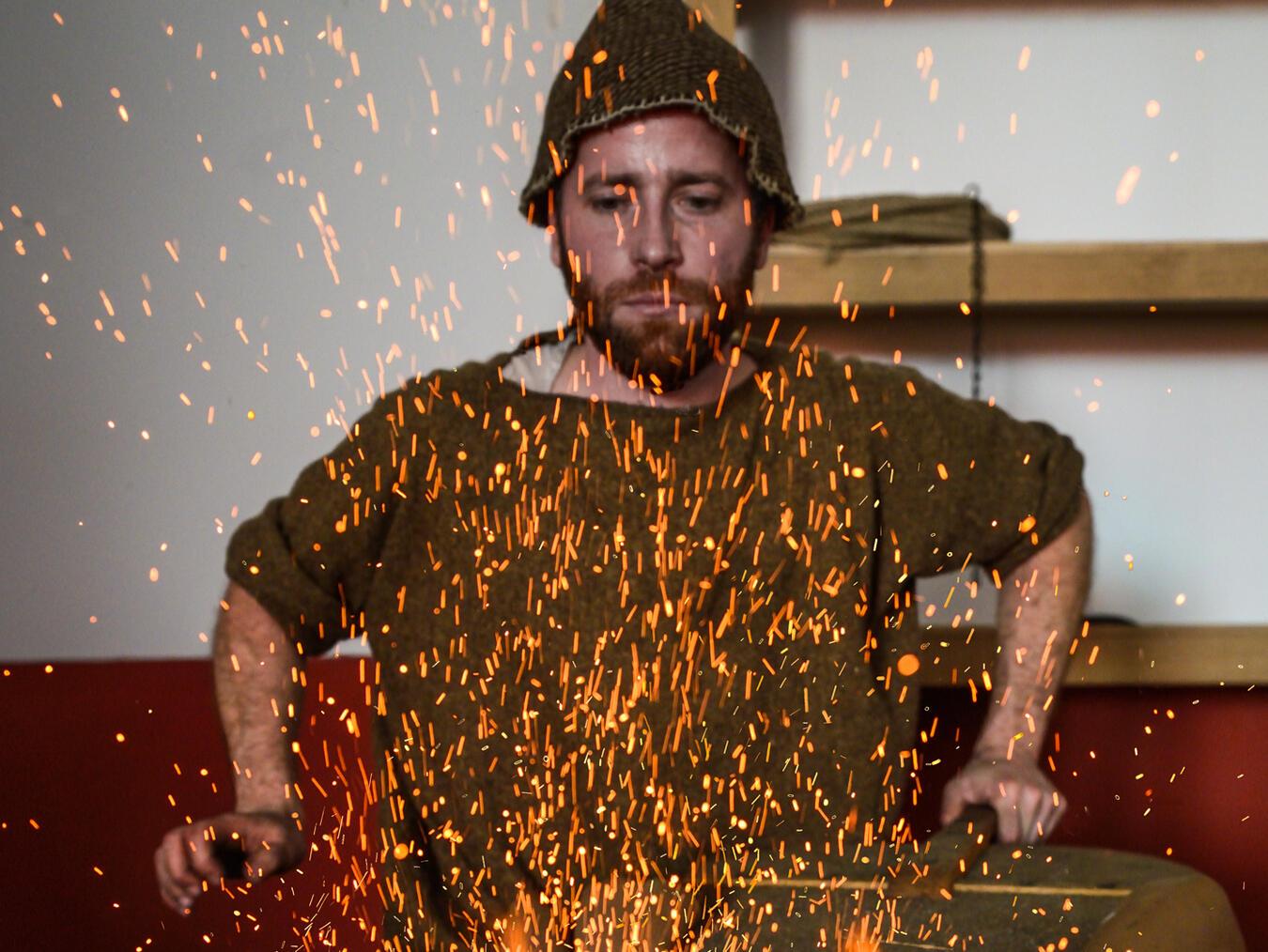 Beim römischen Schmied fliegen die Funken. Foto: Axel Thünker DGPh