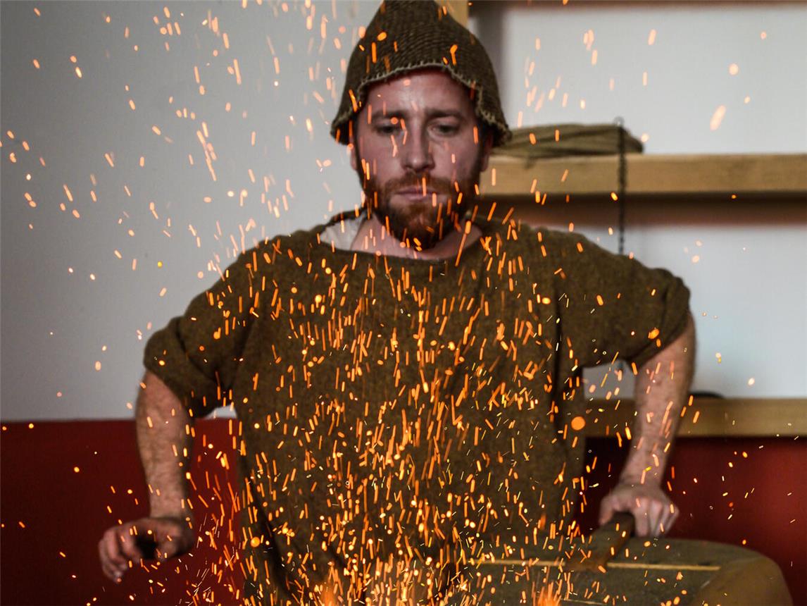 Beim römischen Schmied fliegen die Funken. Foto: Axel Thünker DGPh